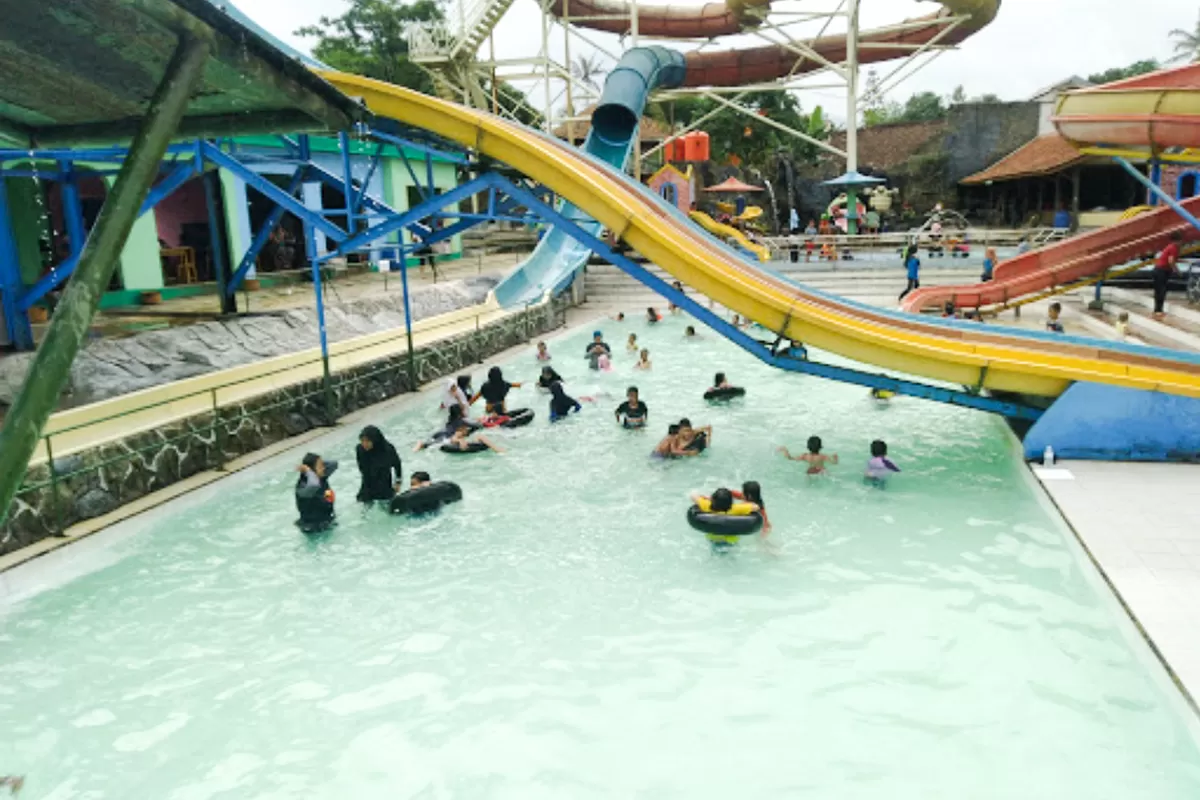 Bersama di Kolam: Liburan Seru ala Dewasa di Tirtamas Indah